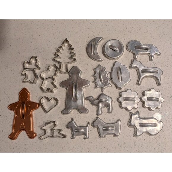 Vintage 1950s Assorted Metal Cookie Cutters Set Of 19 - Picture 15 of 16